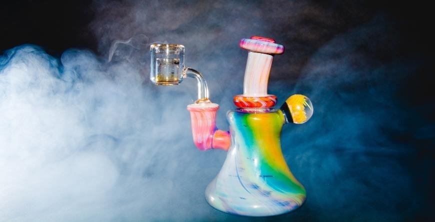 What's the Difference Between Bongs and Dab Rigs?